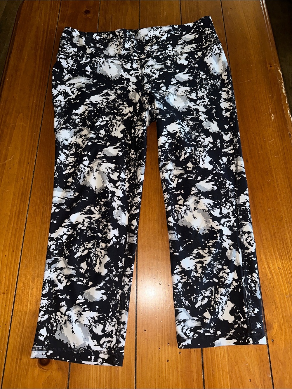 Livi Active Black & White Marble-Print Leggings
